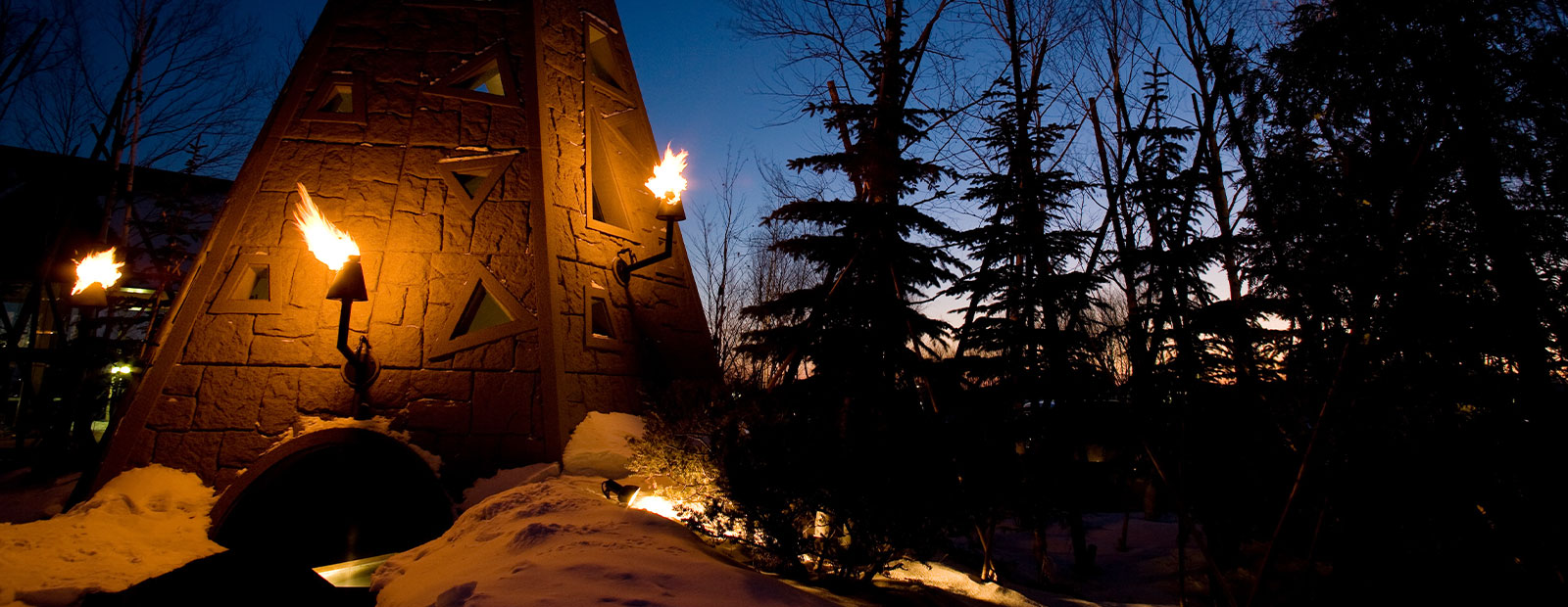 モニュメントと足湯［火焔の塔かえんのとう］